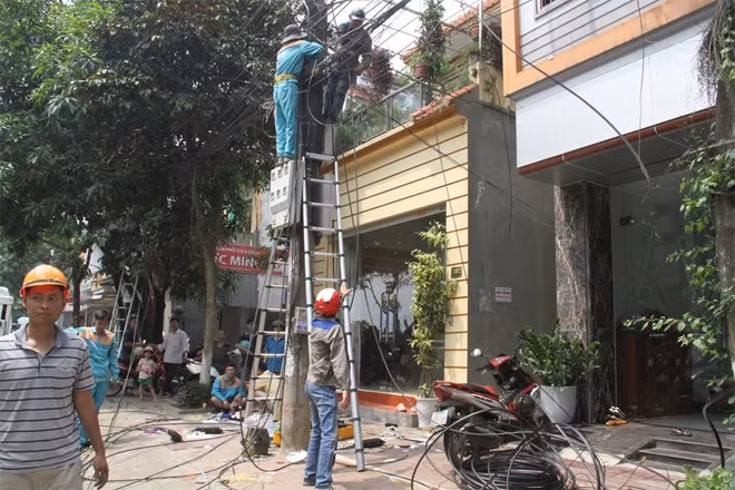Đường dây điện mà mạng internet bị hư hỏng nặng. Đường dây điện mà mạng internet bị hư hỏng nặng.