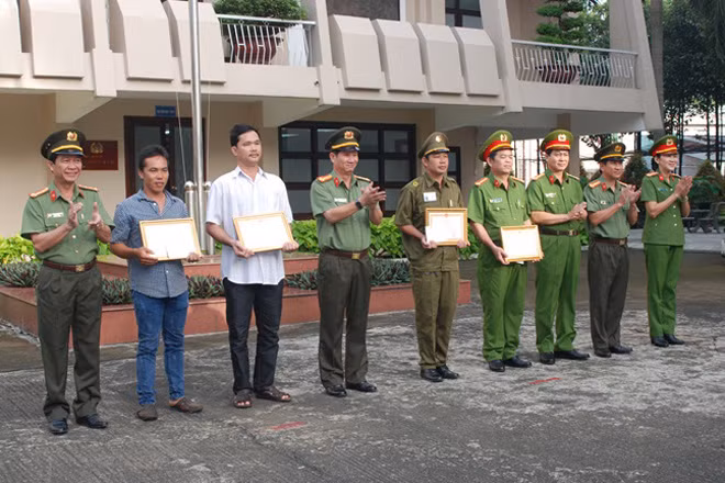 Lãnh đạo Công an tỉnh Đồng Nai tặng giấy khen và tiền thưởng cho các tập thể, cá nhân có thành tích xuất sắc.