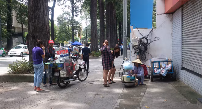 Người bán hàng rong trên các tuyến đường tại TP Hồ Chí Minh đều là dân ngụ cư.