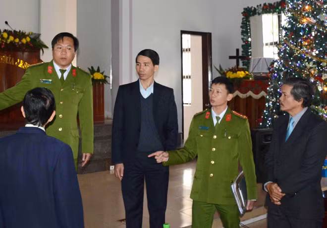 CBCS Công an tỉnh Thừa Thiên - Huế tuyên truyền, vận động chức sắc, chức việc tại các giáo xứ nỗ lực giữ gìn ANTT.