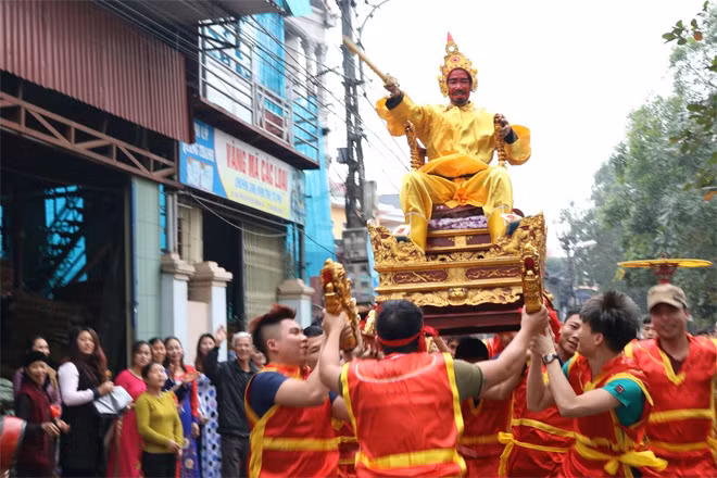 Dẫu một tay chúa nắm chặt tay vịn, nhưng tay kia vẫn liên tục hua thanh gươm để khuấy động khí thế.