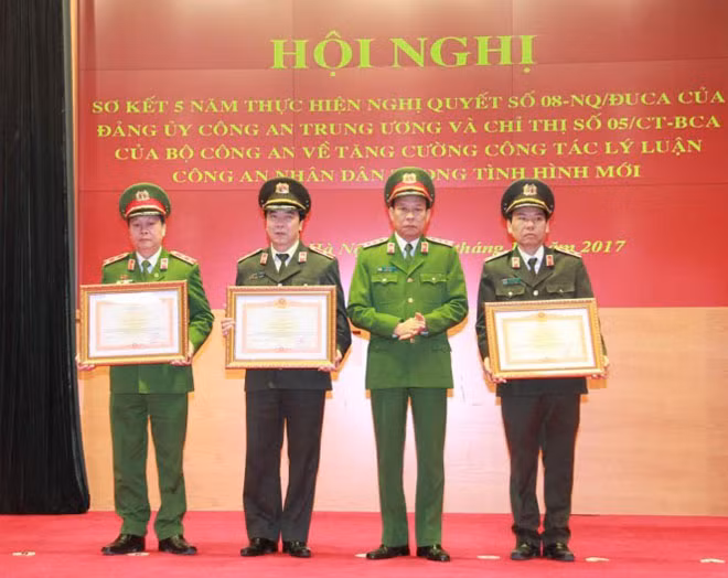 Thứ trưởng Lê Quý Vương trao Bằng khen của Thủ tướng Chính phủ tặng các tập thể có thành tích xuất sắc.