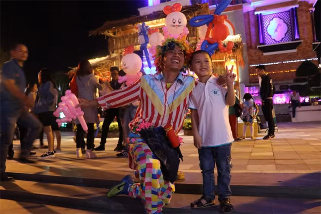Một thế giới rực rỡ muôn màu và ngập tràn niềm vui chờ đón các em nhỏ ở Asia Park. Những gian hàng lúp xúp mái tranh gợi nhắc Tết xưa, những trò hoạt náo trên sân khấu chính trước vòng quay người xem vây kín. Du khách sẽ thấy mình được trở về thời thơ ấu, bám gấu áo mẹ xem diễn trò nơi chợ Tết. Chẳng ai nghĩ một nơi hiện đại như Asia Park lại có thể đầy chất Tết dân gian đến thế.