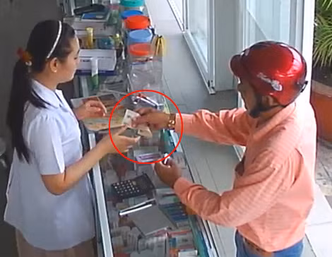 Một đối tượng người Trung Đông vờ mua hàng để trộm cắp.