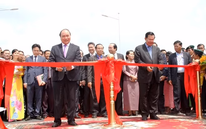 Thủ tướng Chính phủ Nguyễn Xuân Phúc và Thủ tướng Chính phủ Vương quốc Campuchia Samdech Techo Hun Sen cắt băng khánh thành Cầu Long Bình-Chrey Thom.