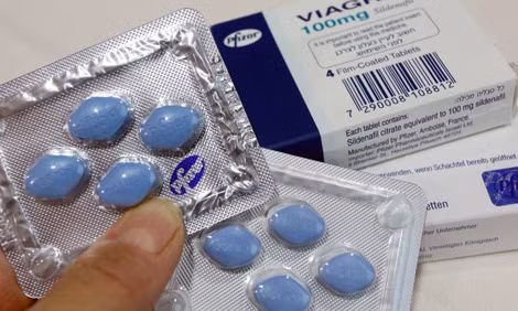 Thuốc Viagra thật (phải) và thuốc giả.