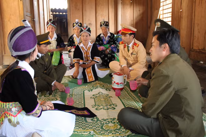 Cán bộ, chiến sĩ Công an huyện Kỳ Sơn thăm hỏi bà con dân bản.