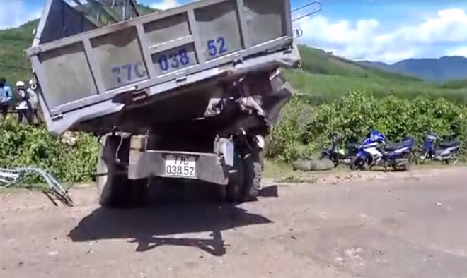 Hiện trường vụ tai nạn và chiếc xe ô tô tải bị móp méo sau cú va đập mạnh.