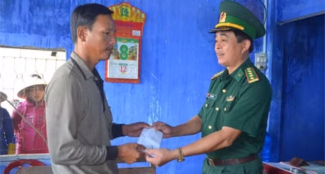 Đưa 6 ngư dân bị nạn ngoài khơi vào bờ an toàn
