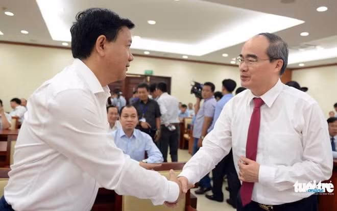 Cùng ngày, ông Nguyễn Thiện Nhân nhận quyết định giữ chức Bí thư Thành ủy TP HCM. Trong ảnh: Ông Đinh La Thăng và ông Nguyễn Thiện Nhân tại Hội nghị công bố trao quyết định của Bộ Chính trị về công tác nhân sự sáng 10-5.