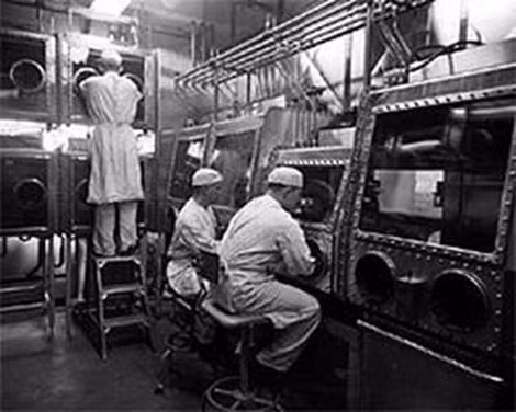 Một phòng thí nghiệm phát triển vũ khí sinh học của quân đội Mỹ tại căn cứ Detrick, bang Maryland những năm 1940. Một phòng thí nghiệm phát triển vũ khí sinh học của quân đội Mỹ tại căn cứ Detrick, bang Maryland những năm 1940.