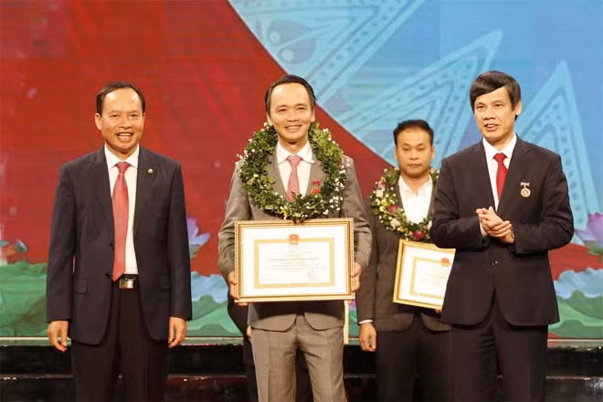 Ông Trịnh Văn Quyết, Chủ tịch Tập đoàn FLC đã vinh dự là một trong 11 cá nhân được trao tặng danh hiệu “Vì sự phát triển Thanh Hoá”.