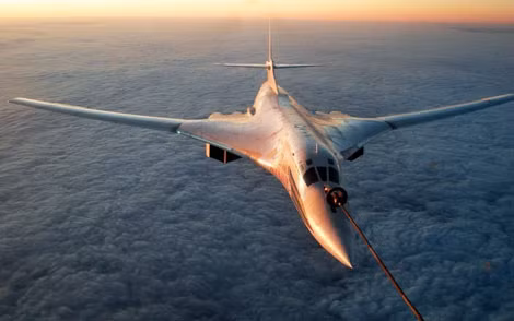 Tu-160 "Thiên nga trắng" thực hiện thao tác tiếp dầu trên không. Ảnh: BQP Nga. Tu-160 "Thiên nga trắng" thực hiện thao tác tiếp dầu trên không. Ảnh: BQP Nga.
