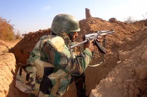 Binh sĩ quân đội Chính phủ Syria tấn công Deir ez-Zor. Ảnh: wiadomosci.onet.pl.