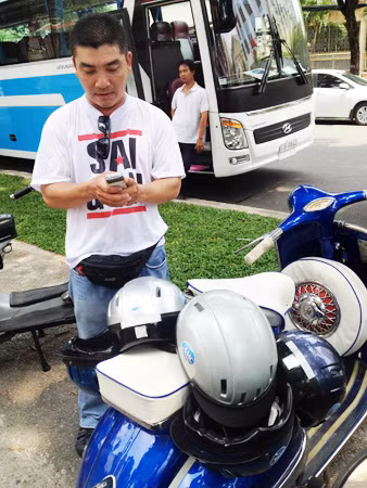 Anh Thắng bên xe cổ.