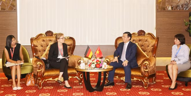 Phó Thủ tướng Vương Đình Huệ, tiếp bà Lucia Bergfeld - Bí thư thứ nhất, Tham tán phát triển Đại sứ quán Đức tại Việt Nam. Phó Thủ tướng Vương Đình Huệ, tiếp bà Lucia Bergfeld - Bí thư thứ nhất, Tham tán phát triển Đại sứ quán Đức tại Việt Nam.