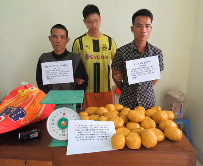 Thủy và Dương cùng số nhựa thuốc phiện.
