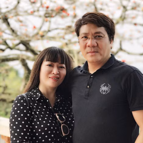 NSƯT Quốc Hưng và vợ. NSƯT Quốc Hưng và vợ.