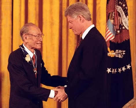 Tổng thống Bill Clinton trao tặng Fred Korematsu Huân chương Tự do. Ảnh: CNN.com.