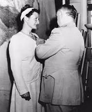 Virginia Hall được chính phủ Mỹ tặng thưởng huân chương năm 1945. Virginia Hall được chính phủ Mỹ tặng thưởng huân chương năm 1945.
