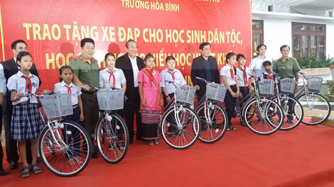 Phó Thủ tướng Trương Hòa Bình, Trung tướng Bùi Văn Thành - Thứ trưởng Bộ Công an và đại diện báo CAND trao xe đạp cho các em học sinh nghèo tại Bình Định.