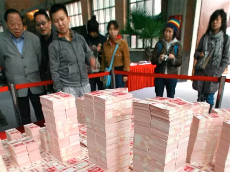 Tang vật tịch thu tại một vụ án tham nhũng. Cả một kho tiền mệnh giá cao. Ảnh Chinanews.