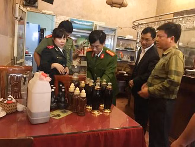 Kiểm tra thu giữ rượu không rõ nguồn gốc tại nhà hàng gà tươi Mạnh Hoạch trên đường Trần Duy Hưng.