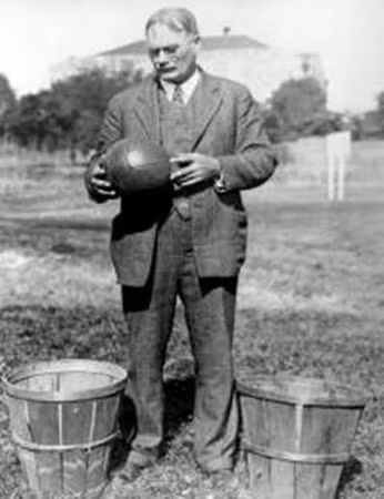 Tiến sĩ J. Naismith giới thiệu các quy tắc cơ bản của môn thể thao mới trong tháng 1-1892.