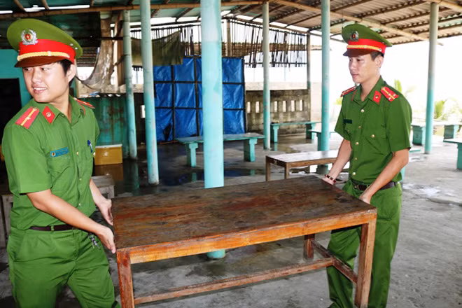Công an giúp đỡ các nhà hàng ven biển nép dọn, chằng chéo nhà cửa và sơ tán tránh bão an toàn.