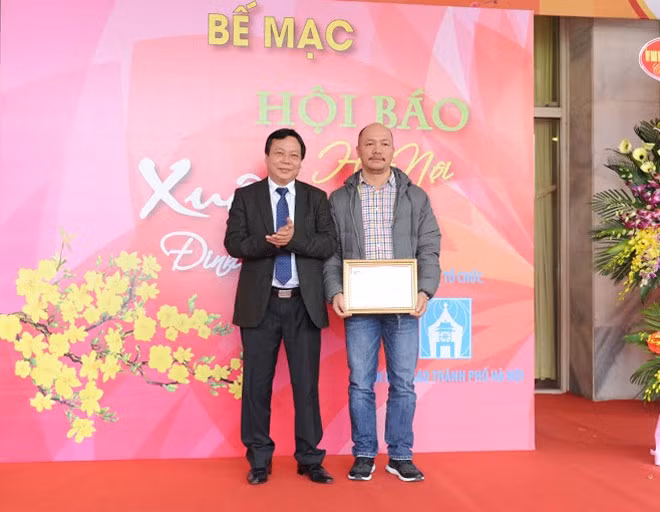 Ông Nguyễn Văn Phong Trưởng Ban tuyên giáo Thành ủy Hà Nội trao giải A cho đơn vị có Bìa báo đẹp.