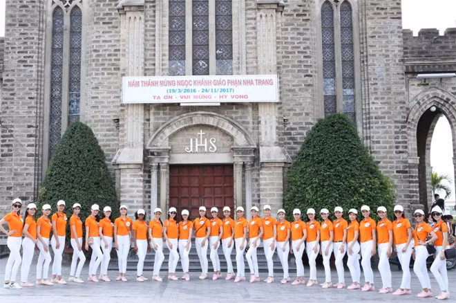 Những người đẹp tham quan Tháp Bà Ponagar, chợ Đầm, Nhà thờ Đá, Trung tâm thương mại Centre Nha Trang, Hội quán Vịnh Nha Trang. Ảnh : BTC.