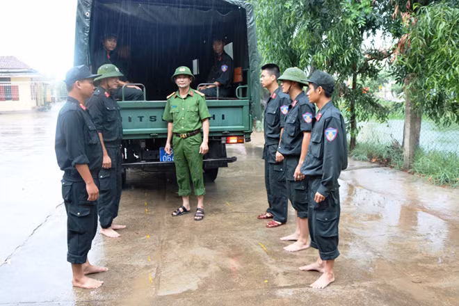 Lực lượng Cảnh sát Cơ động Công an Quảng Bình nhận lệnh về các vùng xung yếu để giúp dân phòng chống bão.