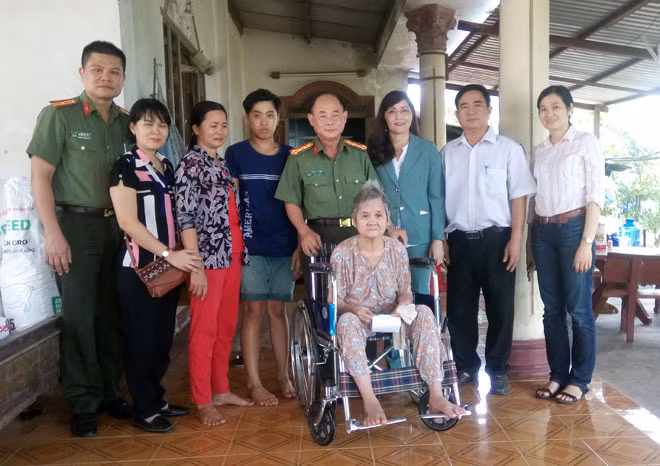 Đại tá Trần Kim Thẩm, Phó Tổng biên tập Báo CAND cùng đoàn công tác của Báo thăm, tặng quà bà Nguyễn Thị Đi, nguyên trinh sát nội đô An ninh T4.