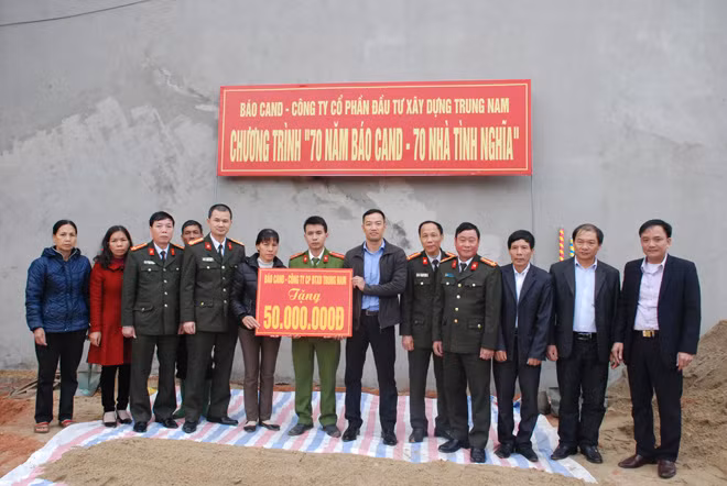 Thượng tá Trần Duy Hiển, Trưởng ban Pháp luật – Bạn đọc và anh Nguyễn Thế Hùng, đại diện Trung Nam Group trao số tiền 50 triệu đồng tới gia đình Thiếu úy Phạm Anh Tuấn.