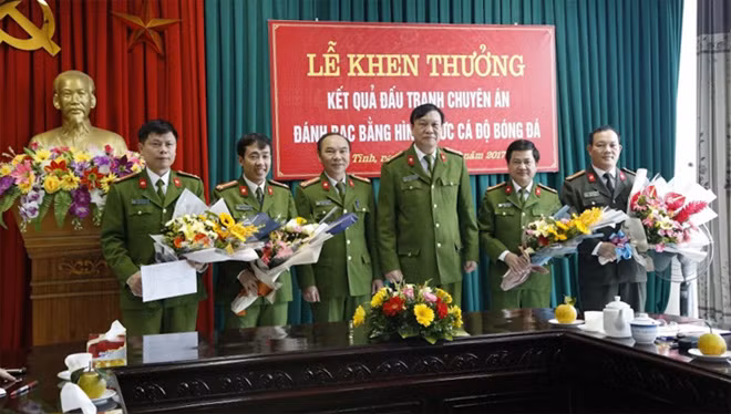 Đại tá Bùi Đình Quang - Phó giám đốc, Thủ trưởng cơ quan Cảnh sát điều tra Công an tỉnh trao thưởng cho Ban chuyên án