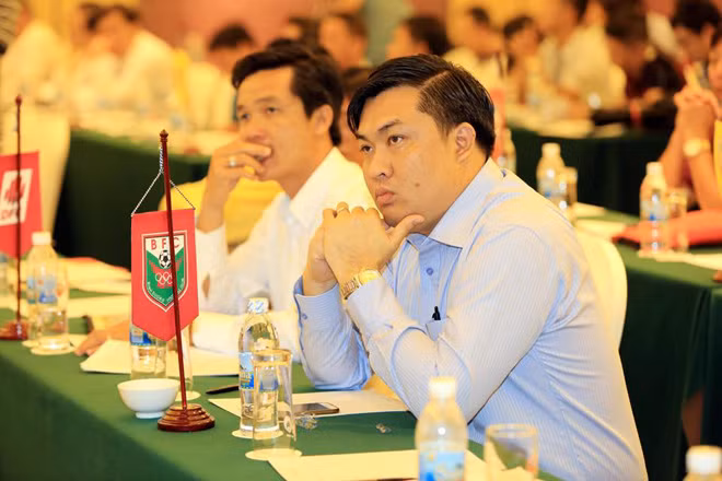 Ông Cao Văn Chóng (phải) đã rút khỏi ghế Tổng giám đốc VPF. Ông Cao Văn Chóng (phải) đã rút khỏi ghế Tổng giám đốc VPF.