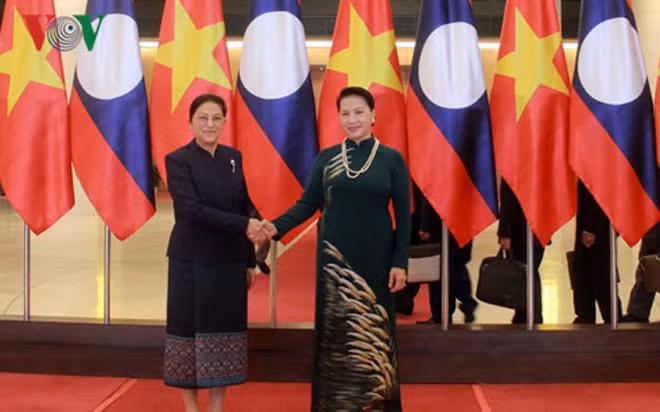 Chủ tịch Quốc hội Nguyễn Thị Kim Ngân và Chủ tịch Quốc hội Lào Pany Yathotou.