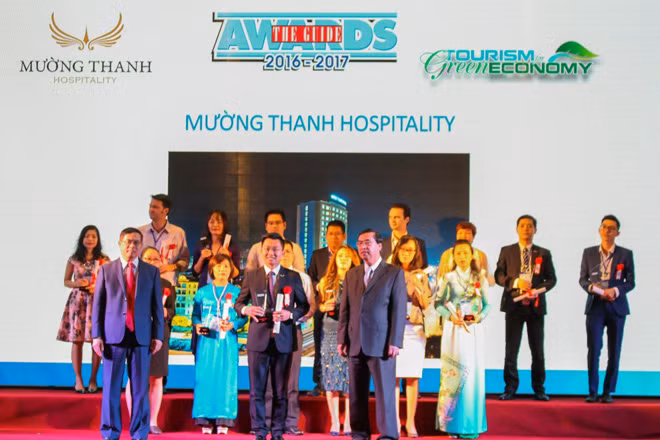 Đại diện Tập đoàn Khách sạn Mường Thanh lên nhận giải thưởng.