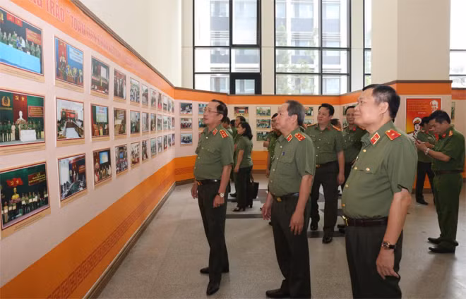 Thứ trưởng Nguyễn Văn Thành cùng các đại biểu tham quan triển lãm hội họa và ảnh về phong trào “Toàn dân đoàn kết xây dựng đời sống văn hóa”.