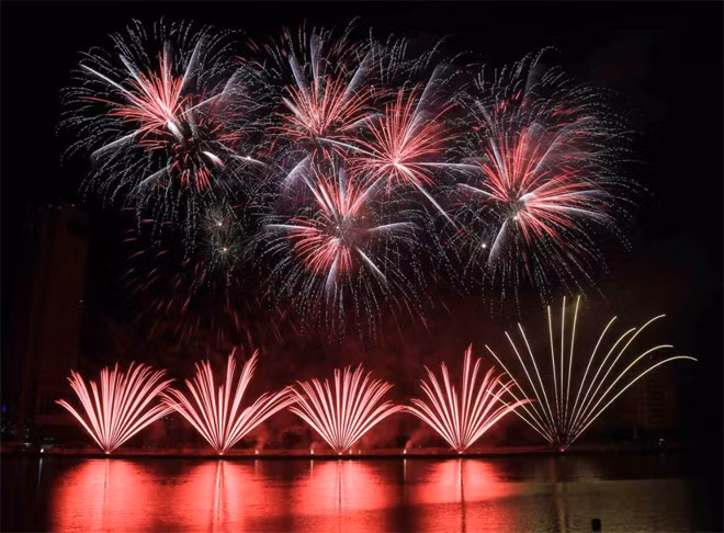 Màn bắn pháo hoa đặc sắc giữa Sông Hàn là sự kiện đón năm mới 2018 trong đêm giao thừa tại Đà Nẵng được người dân và du khách mong chờ.