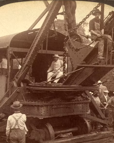 Tổng thống Roosevelt ngồi trên một chiếc máy ủi đất lớn của Mỹ tại Culebra Cut, trên kênh đào Panama vào năm 1906. Tổng thống Roosevelt ngồi trên một chiếc máy ủi đất lớn của Mỹ tại Culebra Cut, trên kênh đào Panama vào năm 1906.