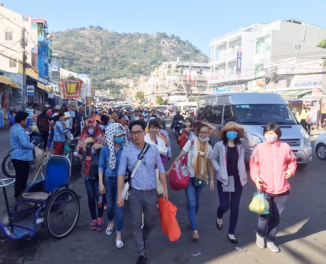 Du khách hành hương về Khu du lịch Núi Sam.