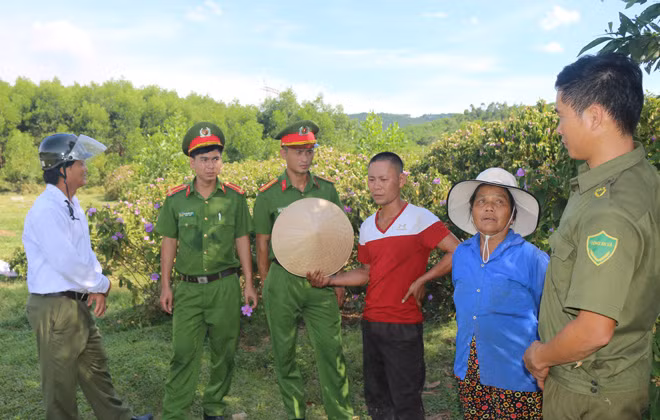 Anh Trương Văn Trường (thứ ba từ phải sang) đang chia sẻ kinh nghiệm sản xuất mô hình VAC với bà con địa phương và lực lượng Công an địa bàn.