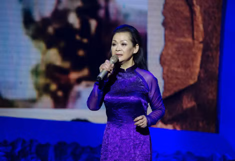 Ca sĩ Khánh Ly trong live show tại Hà Nội.