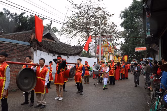 Đoàn người rước “vua” dài đến cả cây số đang tiến vào đền Thượng.