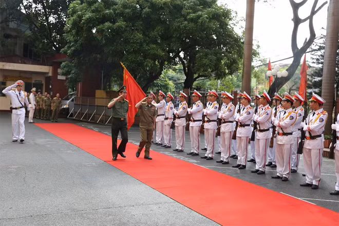 Đồng chí Đại tá Đặng Văn Dương, Phó Giám đốc Công an tỉnh Hải Dương cùng đồng chí Đại tá Bun Su Phông Xạ Vắt My Say, Phó Giám đốc Công an tỉnh Viêng Chăn và đoàn công tác duyệt đội danh dự Công an tỉnh Hải Dương.