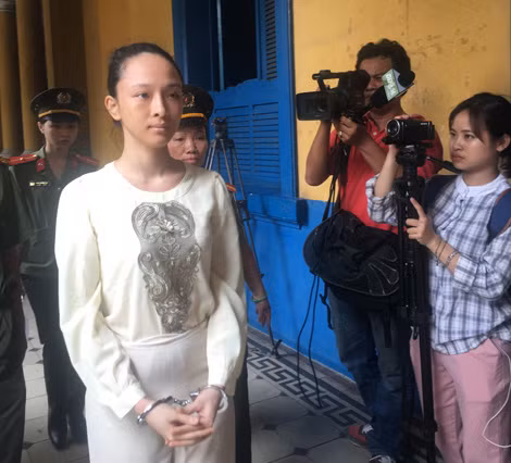 Hình ảnh hoa hậu Phương Nga tại tòa.
