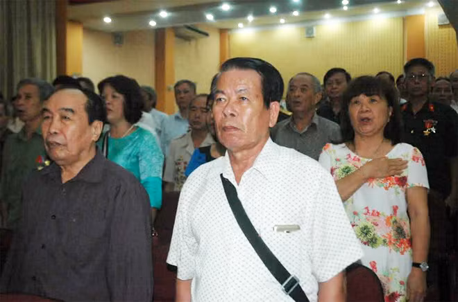 Các đại biểu cùng nhau tưởng niệm đồng đội đã hy sinh.