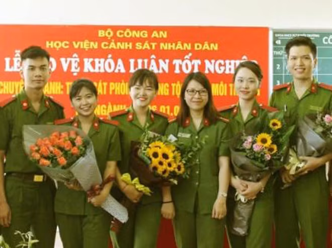 Thiếu tá, TS Trần Thu Nga (người đeo kính) với các học viên.