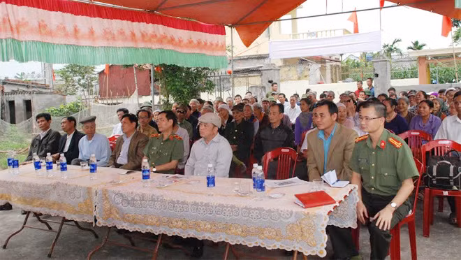 Đại diện Đảng uỷ, UBND xã Xuân Châu và nhân dân xóm 4 tham dự buổi lễ.